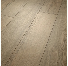 Laminatboden mit Eichen-Dekor, strukturierter Oberfläche und fühlbarer Holzmaserung.