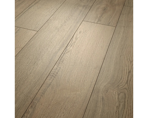 Laminatboden mit Eichen-Dekor, strukturierter Oberfläche und fühlbarer Holzmaserung.