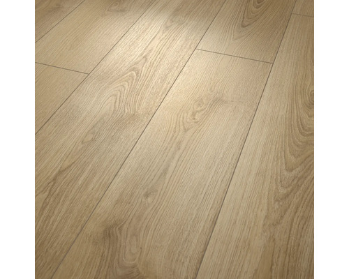Laminatboden in Eichenoptik mit deutlicher Holzmaserung im Design einer Landhausdiele.