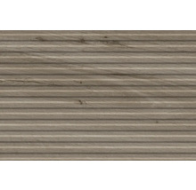 Wandfliese in Holzoptik mit horizontaler Riffelstruktur.