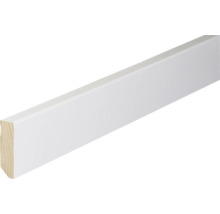 Weiße Sockelleiste aus Holz mit flachem, rechteckigem Profil.