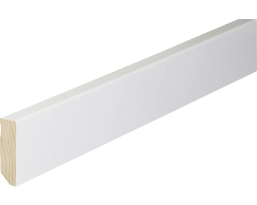 Weiße Sockelleiste aus Holz mit flachem, rechteckigem Profil.