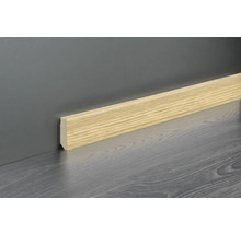 Sockelleiste in heller Holzoptik, montiert am Übergang zwischen Wand und Bodenbelag.