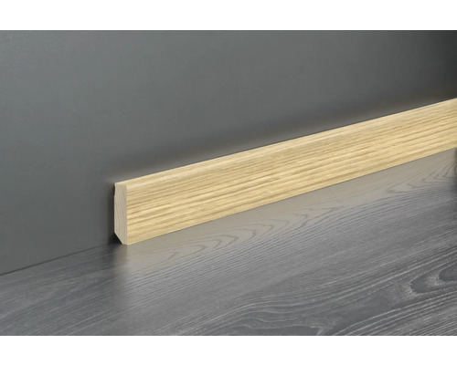 Sockelleiste in heller Holzoptik, montiert am Übergang zwischen Wand und Bodenbelag.