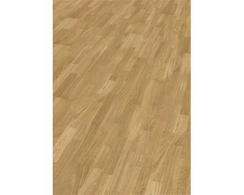 Parkettboden in Eiche mit Schiffsboden-Optik und natürlicher Holzmaserung.