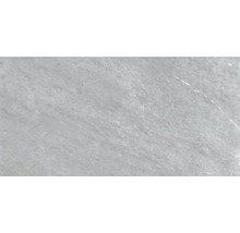 Graue Feinsteinzeugfliese in Natursteinoptik mit strukturierter Oberfläche.