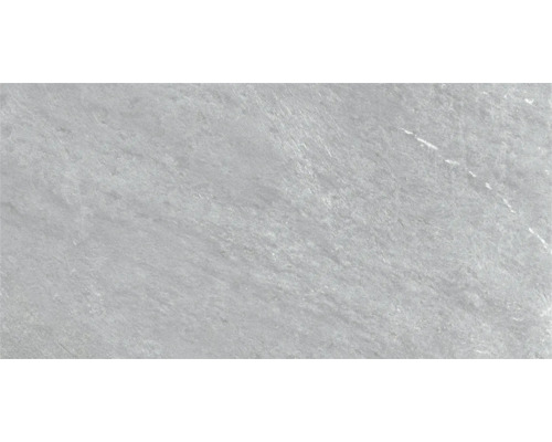 Graue Feinsteinzeugfliese in Natursteinoptik mit strukturierter Oberfläche.