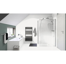 Modernes, helles Badezimmer mit weißer Badewanne, begehbarer Dusche mit Glastrennwand, schwarzem Handtuchheizkörper und Armaturen aus Chrom.