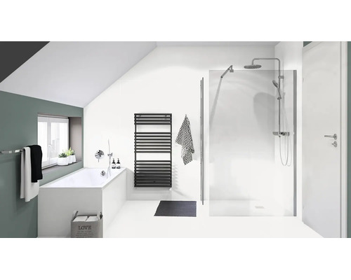 Modernes, helles Badezimmer mit weißer Badewanne, begehbarer Dusche mit Glastrennwand, schwarzem Handtuchheizkörper und Armaturen aus Chrom.