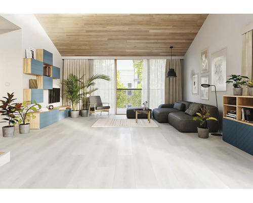Helles Wohnzimmer mit modernem Bodenbelag in Holzoptik, dunklem Sofa, Holzdecke und verschiedenen Zimmerpflanzen.
