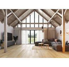 Helles, geräumiges Wohnzimmer mit hoher Holz-Giebeldecke, Sichtbalken, hellem Parkettboden, großem Ecksofa und bodentiefen Fenstern.