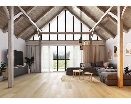 Helles, geräumiges Wohnzimmer mit hoher Holz-Giebeldecke, Sichtbalken, hellem Parkettboden, großem Ecksofa und bodentiefen Fenstern.