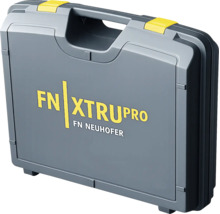Grauer Werkzeugkoffer FN XTRUPRO von FN Neuhofer aus Kunststoff mit gelben Verschlüssen und integriertem Tragegriff.