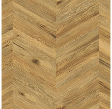 Bodenbelag mit Chevron-Muster in Eichenoptik mit deutlicher Holzmaserung.