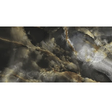 Feinsteinzeugfliese mit Onyx-Marmor-Optik, dunkle Grundfarbe mit goldfarbenen und weißen Adern.