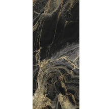 Feinsteinzeugfliese in schwarzer Marmoroptik mit goldfarbenen und weißen Adern.