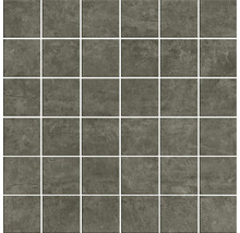 Quadratische Mosaikfliesen in Steinoptik mit strukturierter, matter Oberfläche.