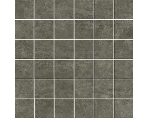Quadratische Mosaikfliesen in Steinoptik mit strukturierter, matter Oberfläche.