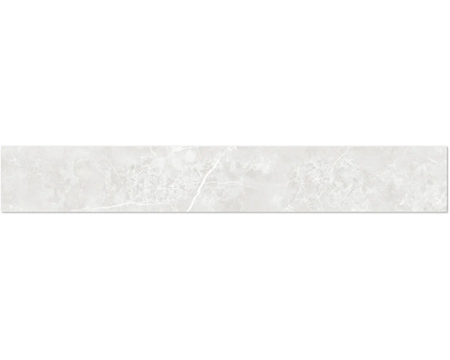 Rechteckige Fliese mit Marmoroptik und feiner Maserung.