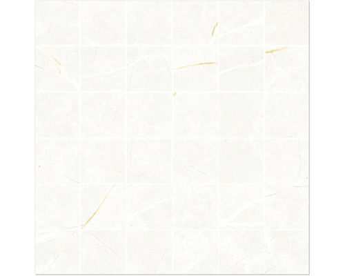 Quadratische Mosaikfliese in weißer Marmoroptik mit feiner Maserung für Wand und Boden.