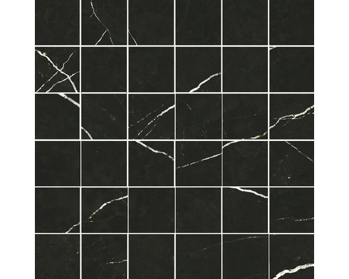 Schwarze Mosaikfliesen in Marmoroptik mit weißen Adern, quadratisches Format.