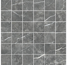 Quadratische Mosaikfliese in dunkelgrauer Marmoroptik mit weißen Adern für Wand und Boden.