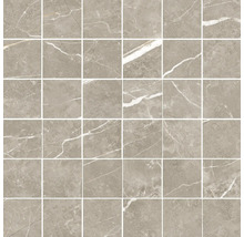Quadratische Mosaikfliese in Marmoroptik mit hellen Aderungen.