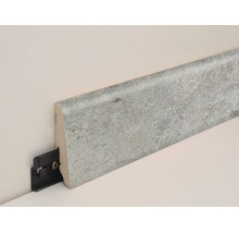 Sockelleiste in Steinoptik mit Montageclip an einer Wand montiert.