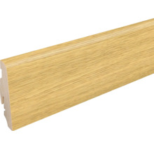 Sockelleiste in Eichenoptik mit abgerundeter Oberkante und rückseitiger Aussparung für Kabel.