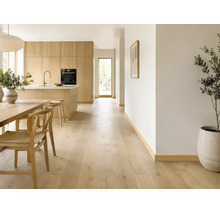 Moderne Küche und Essbereich mit hellem Holzfußboden, passenden Küchenschränken aus Holz und einer Kücheninsel. Hell, geräumig und minimalistisch.