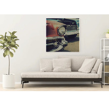 Helles Wohnzimmer mit grauem Sofa, Wandbild eines Oldtimers mit schwarzen vertikalen Streifen, Zimmerpflanze und weißem Regal.