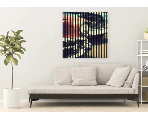 Helles Wohnzimmer mit grauem Sofa, Wandbild eines Oldtimers mit schwarzen vertikalen Streifen, Zimmerpflanze und weißem Regal.