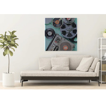 Modernes Wohnzimmer mit hellem Sofa, einer Zimmerpflanze und einem quadratischen Wandbild mit Retro-Audio-Motiv und schwarzen Streifen.