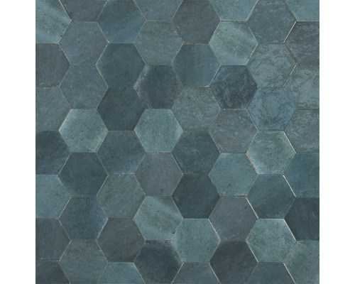 Sechseckige Wandfliesen und Bodenfliesen in blau-grüner Natursteinoptik mit matter Oberfläche.