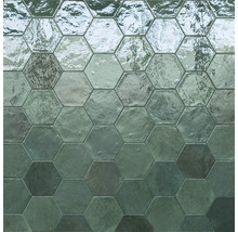 Hexagonale Wandfliesen mit glänzender Oberfläche im Honigwaben-Design.