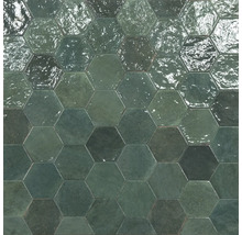 Hexagonale Wandfliesen in Grün mit glänzender, strukturierter Oberfläche.