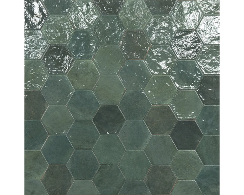 Hexagonale Wandfliesen in Grün mit glänzender, strukturierter Oberfläche.