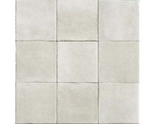 Quadratische Wandfliesen mit rustikaler Oberfläche und unregelmäßigen Kanten.