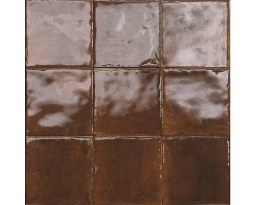 Quadratische Wandfliesen in Braun mit glänzender Oberfläche und handwerklicher Optik.