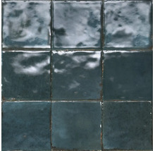Quadratische Wandfliesen mit glänzend glasierter, strukturierter Oberfläche.