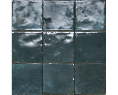 Quadratische Wandfliesen mit glänzend glasierter, strukturierter Oberfläche.