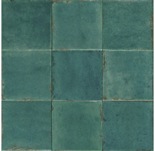 Quadratische, glänzende Wandfliese in Blaugrün mit rustikaler Kantenoptik.