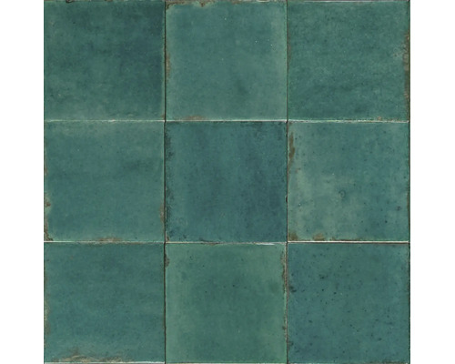Quadratische, glänzende Wandfliese in Blaugrün mit rustikaler Kantenoptik.