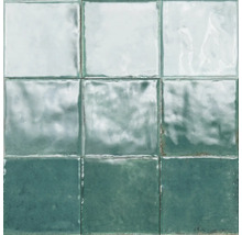 Quadratische Wandfliesen mit glänzender, gewellter Oberfläche in einer 3x3-Anordnung.