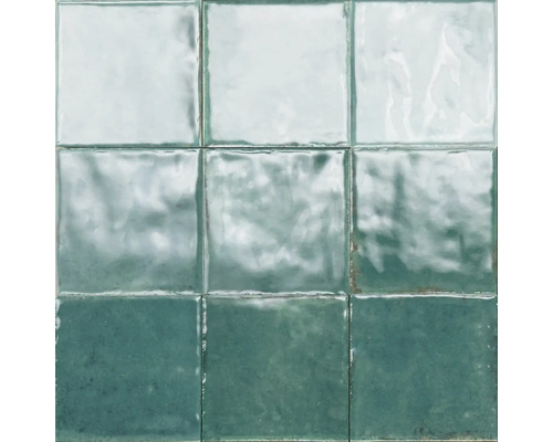 Quadratische Wandfliesen mit glänzender, gewellter Oberfläche in einer 3x3-Anordnung.