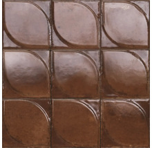 Glänzende Wandfliese aus Keramik mit quadratischer Form und geschwungenem 3D-Relief.