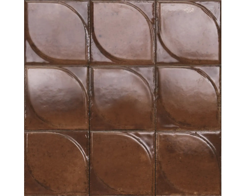 Glänzende Wandfliese aus Keramik mit quadratischer Form und geschwungenem 3D-Relief.