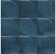 Quadratische blaue Wandfliesen mit glänzender Oberfläche und 3D-Reliefmuster in Bogenform.