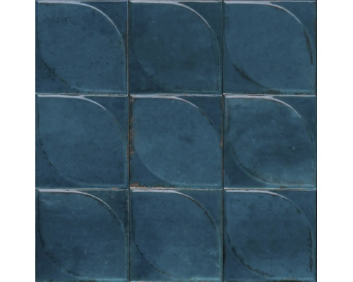 Quadratische blaue Wandfliesen mit glänzender Oberfläche und 3D-Reliefmuster in Bogenform.