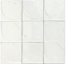 Quadratische weiße Wandfliesen mit Blatt-Relief, glänzende Oberfläche.